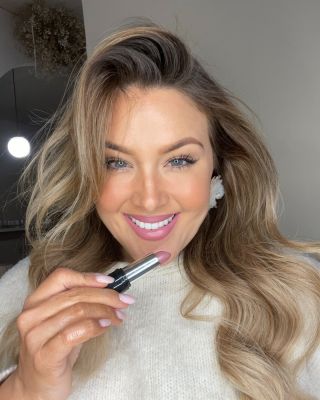 Rafinovaná krása v odtieni 74 od Zerva Cosmetics.🌹 Dotyk elegancie, zachytený objektívom @bodkabeautywork @bodkabeauty ♥️